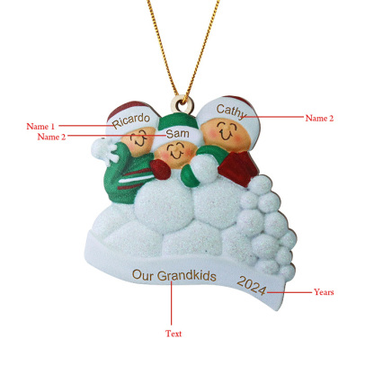 Décoration Sapin Noël en bois  la famille joyeuse entourés de neige 3 Prénoms Personnalisés avec texte Ornement de Noël Cadeau pour famille | Jessemade
