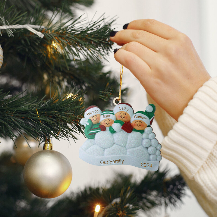 Décoration Sapin Noël en bois la famille joyeuse entourés de neige 4 Prénoms Personnalisés avec texte Ornement de Noël Cadeau pour famille | Jessemade