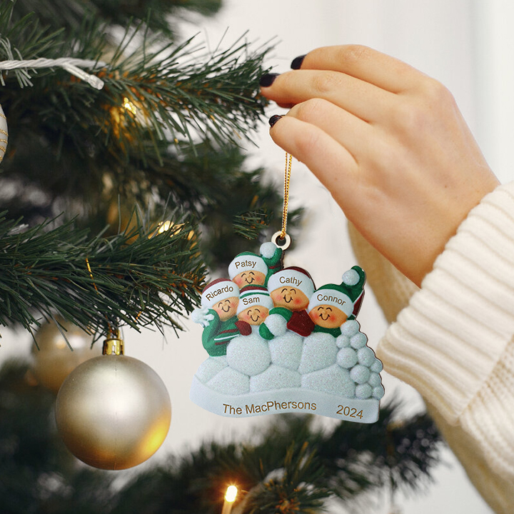 Décoration Sapin Noël en bois  la famille joyeuse entourés de neige 5 Prénoms Personnalisés avec texte Ornement de Noël Cadeau pour famille | Jessemade