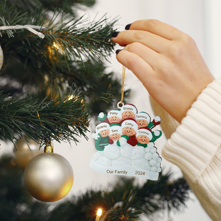 Décoration Sapin Noël en bois la famille joyeuse entourés de neige 7 Prénoms Personnalisés avec texte Ornement de Noël Cadeau pour famille | Jessemade