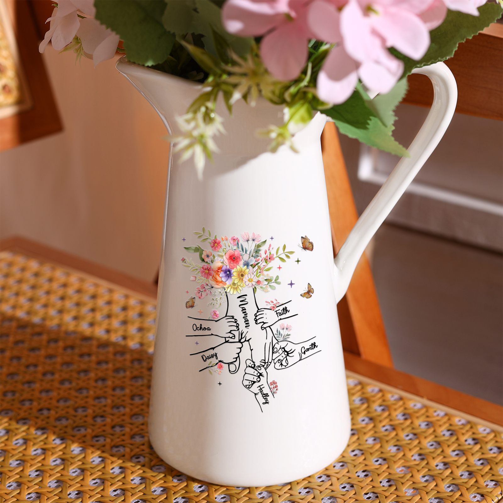 À Maman/Mamie - Vase Personnalisé 2-6 Prénoms Vase la Main dans la Main Forme Pichet en Céramique (sans fleurs) | Jessemade