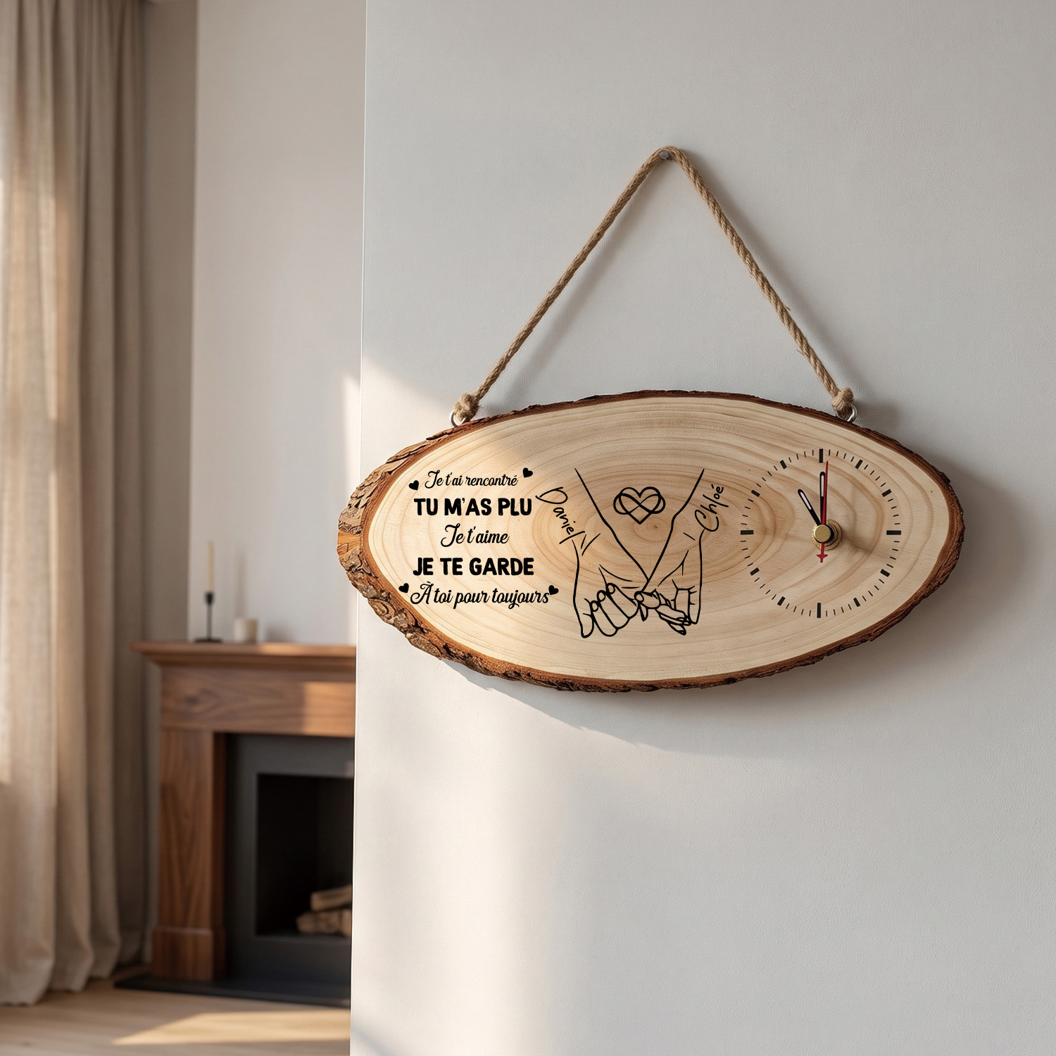 Horloge Murale Personnalisée en Bois avec 2 Prénoms, motif de couple et message romantique