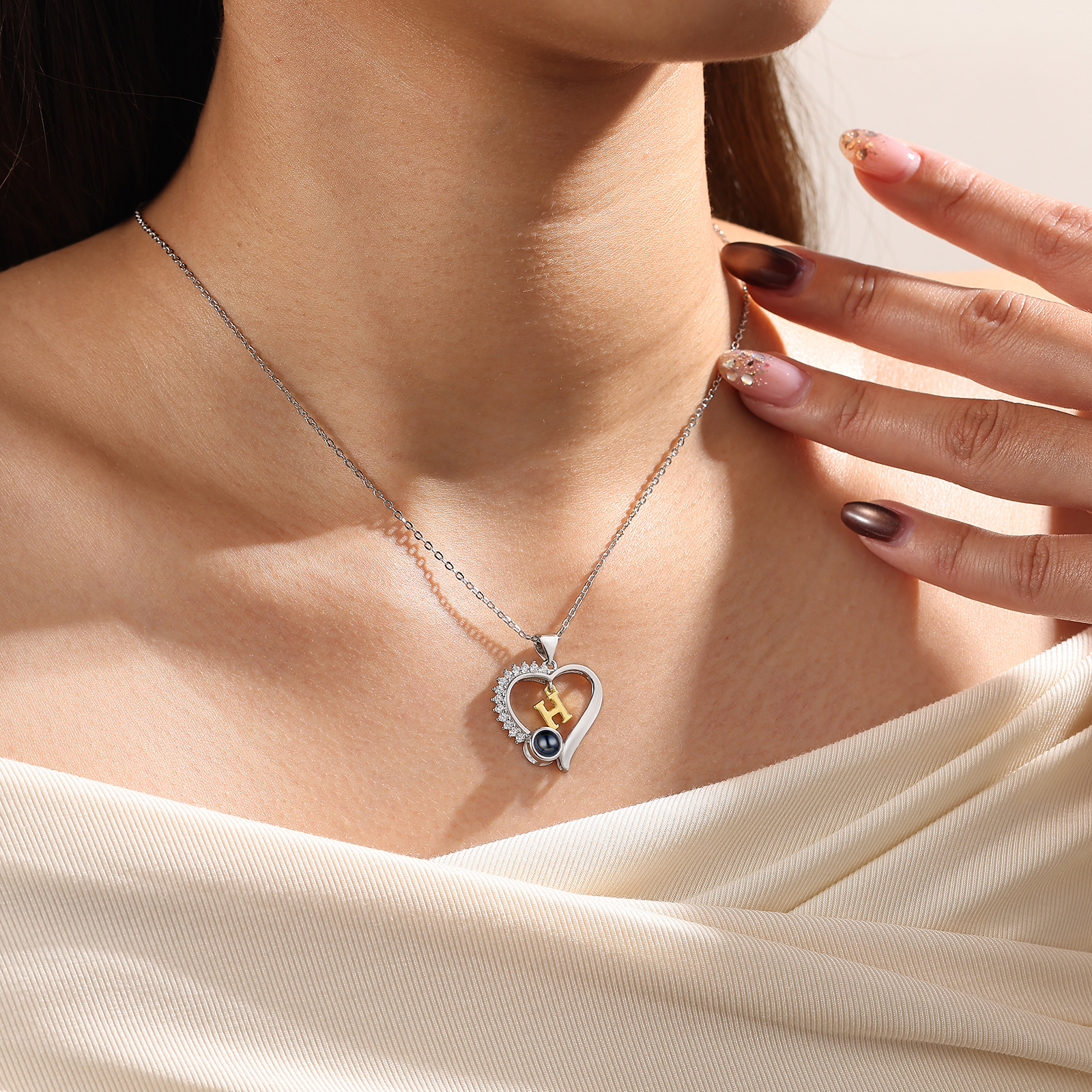 Collier Cœur Personnalisé avec Lettre et Photo projetée – Pendentif Cœur Brillant pour Femme