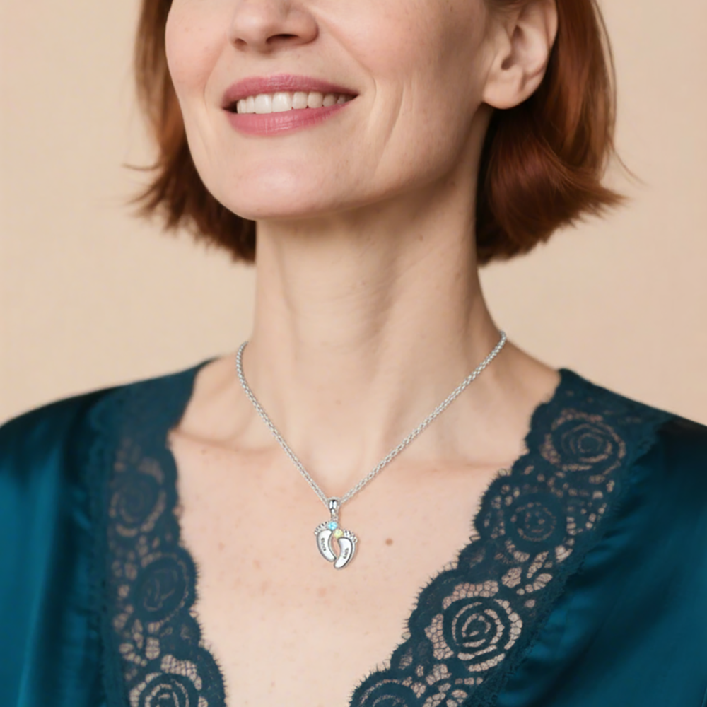 Collier Personnalisé Pied Bébé avec 1 à 6 Prénoms – Cadeau symbolique pour Maman ou Grand-mère
