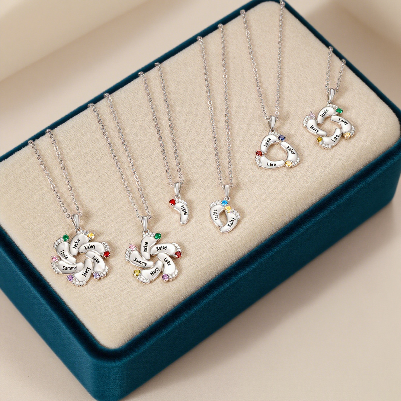 Collier Personnalisé Pied Bébé avec 1 à 6 Prénoms – Cadeau symbolique pour Maman ou Grand-mère