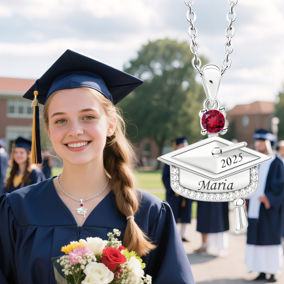 Collier Personnalisé Chapeau de Diplômé avec Nom, Année et Pierre de Naissance | Jessemade