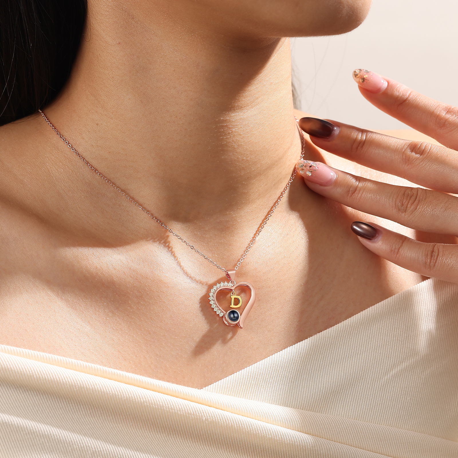 Collier Cœur Personnalisé avec Lettre et Photo projetée – Pendentif Cœur Brillant pour Femme