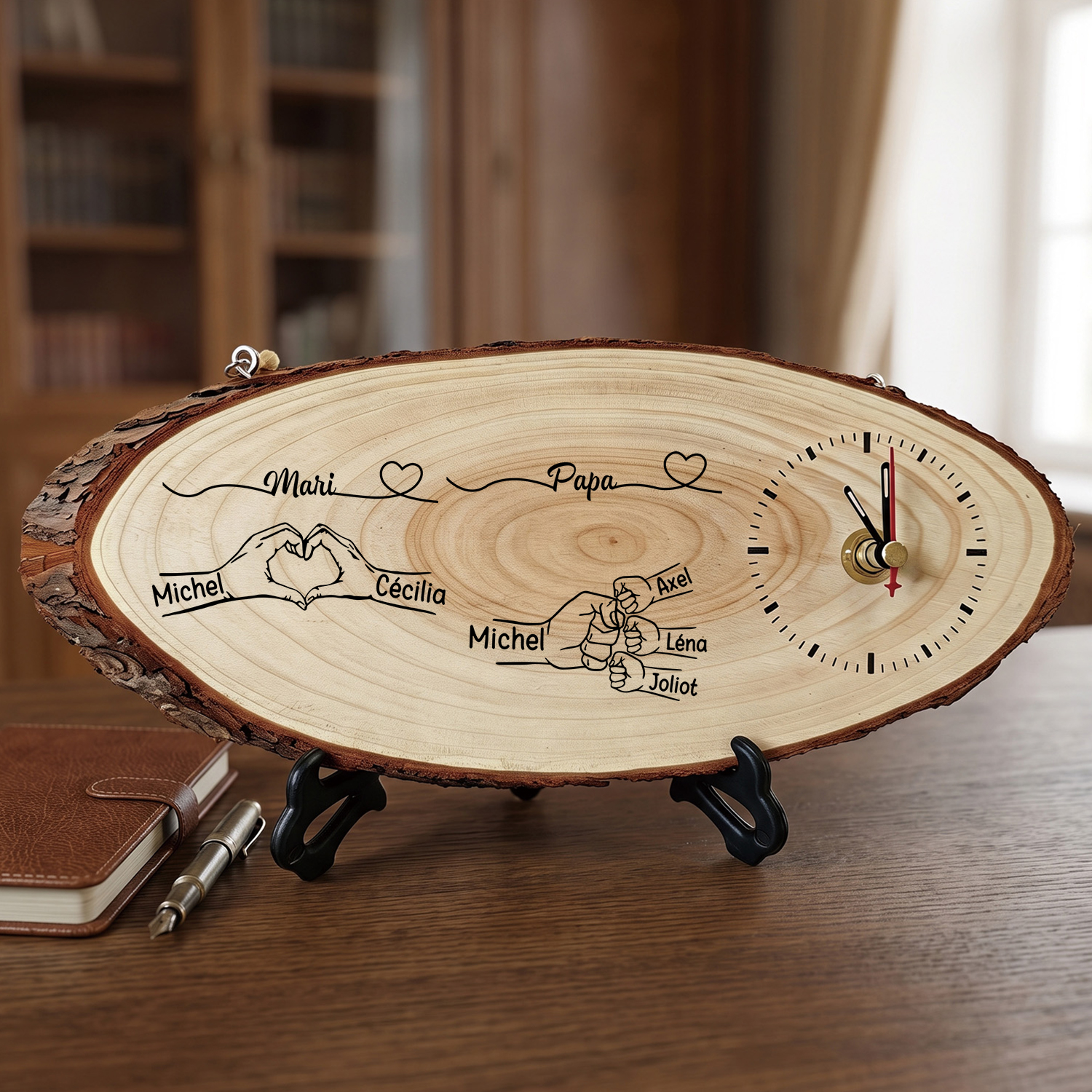Horloge en Bois Personnalisée avec 1 à 8 Prénoms d’Enfants et Motif Poings – Cadeau Famille pour Papa