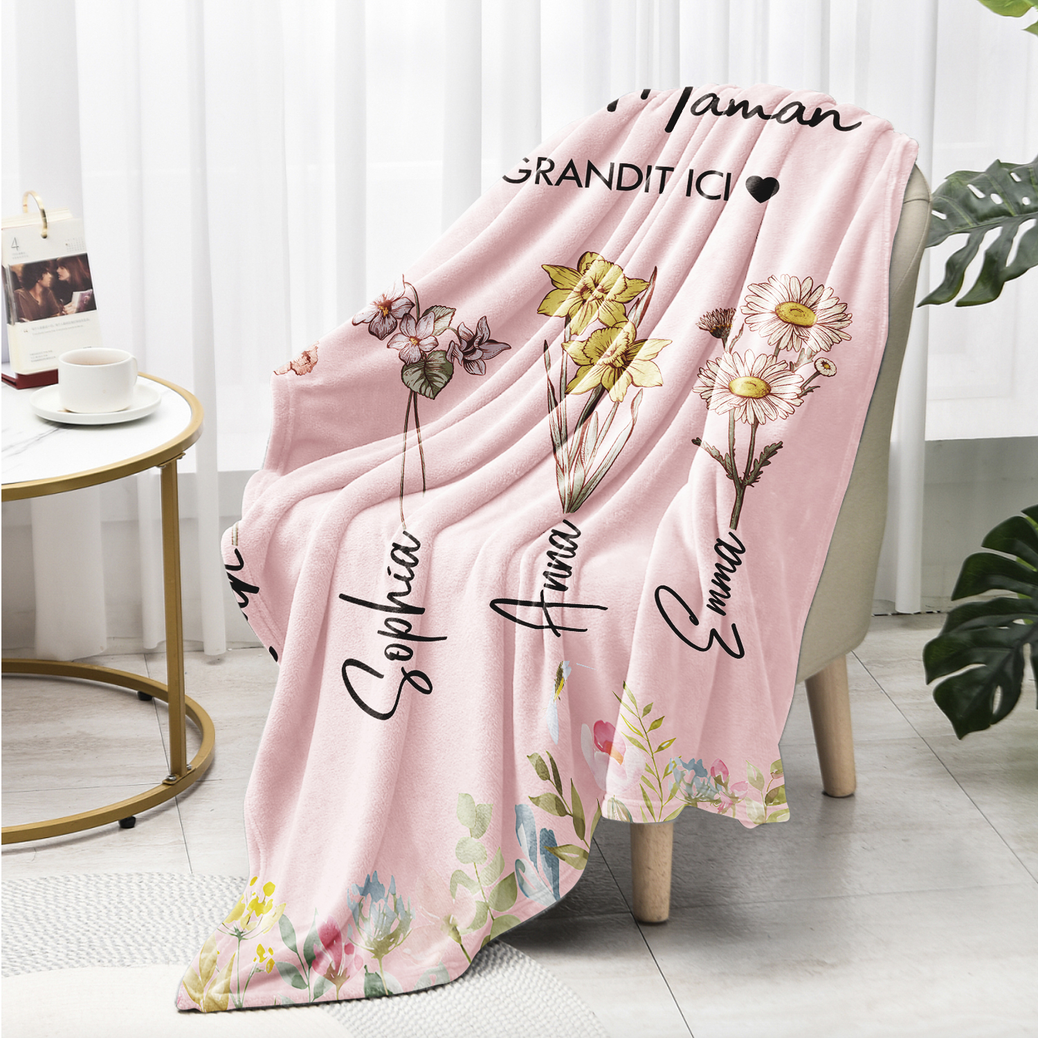À ma Maman - Plaid Personnalisé avec 4 Prénoms et Fleurs de Naissance Couverture le jardin de Maman en Flanelle Blanc ou Rose | Jessemade