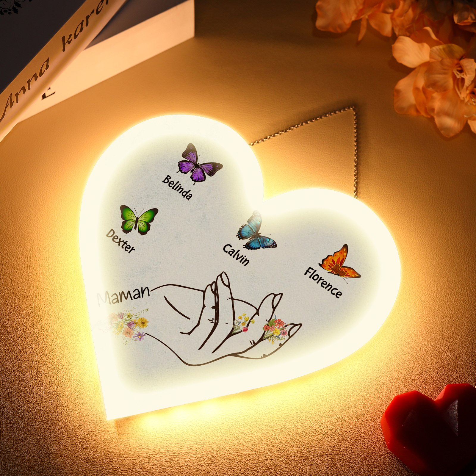À Maman/Mamie - Veilleuse Cœur Décoration Main et Papillon 4 Prénoms Personnalisés avec 1 Texte