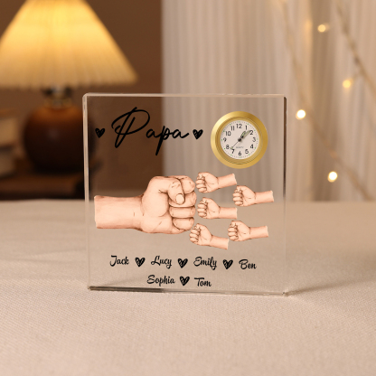 À Papa/Papi - Plaque Acrylique Poings Carré avec Horloge 6 Prénoms et 1 Texte Personnalisés