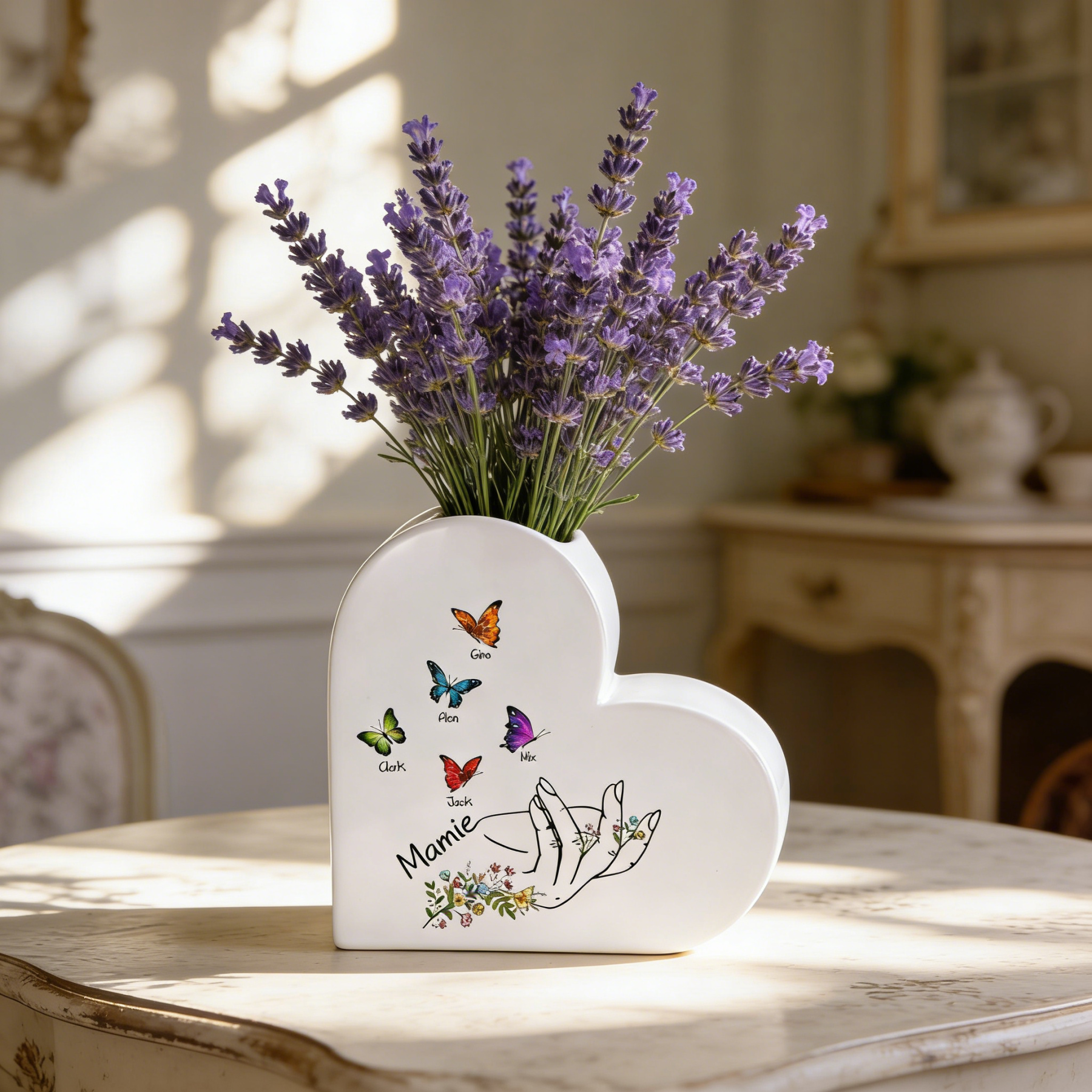 Vase Cœur en Céramique Personnalisé avec 2-8 Prénoms et Papillons