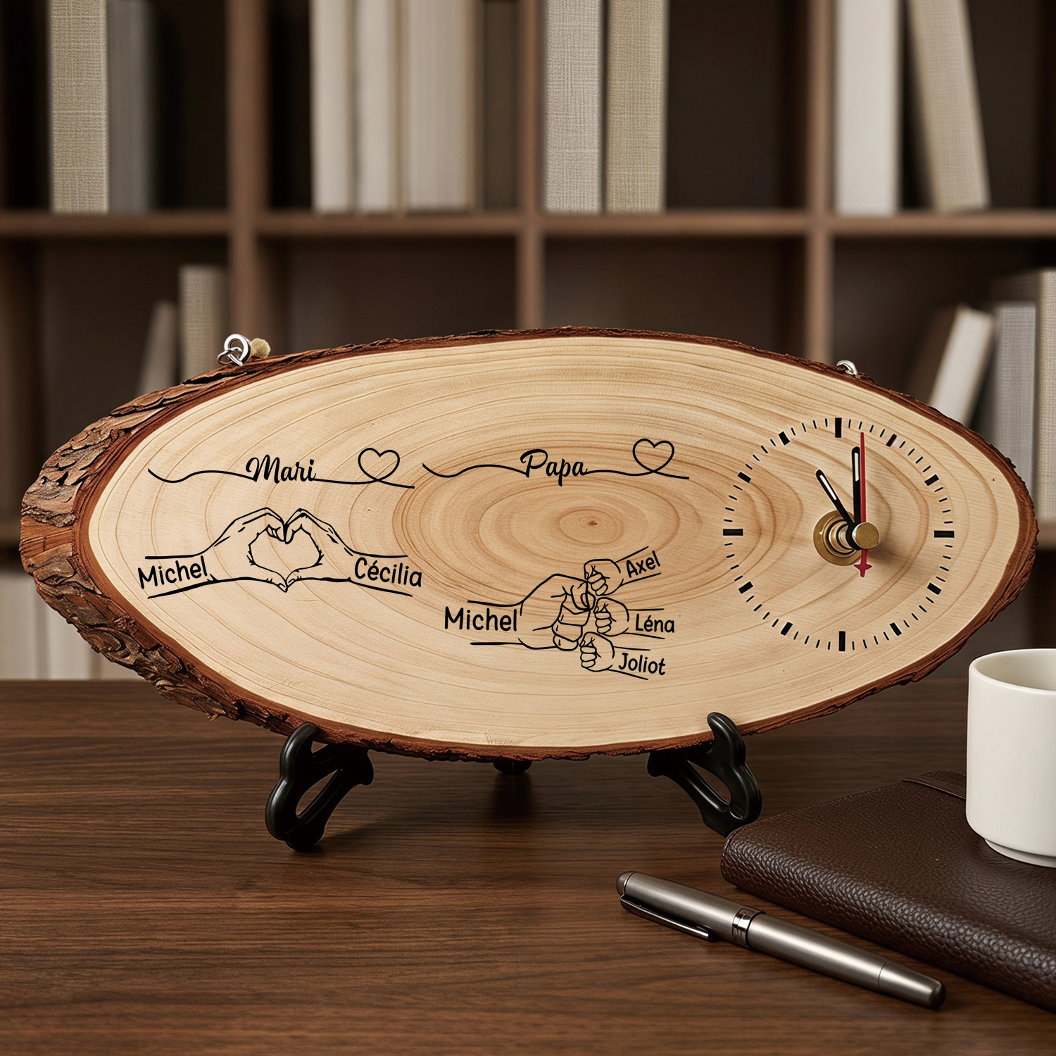 Horloge en Bois Personnalisée avec 1 à 8 Prénoms d’Enfants et Motif Poings – Cadeau Famille pour Papa