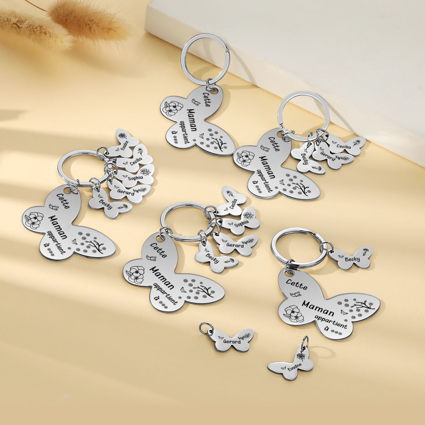 À Maman/Mamie - Porte-Clés Papillon 4 Prénoms et Fleurs de Naissance Personnalisés avec Texte