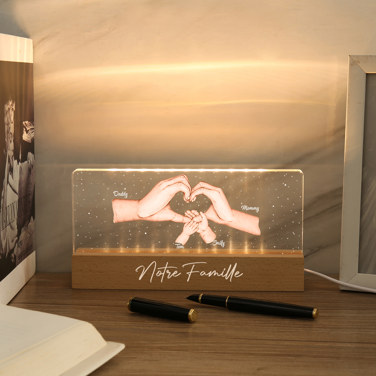 À ma Famille- Lampe de chevet LED la Main dans la Main 4 Prénoms Personnalisés avec Texte