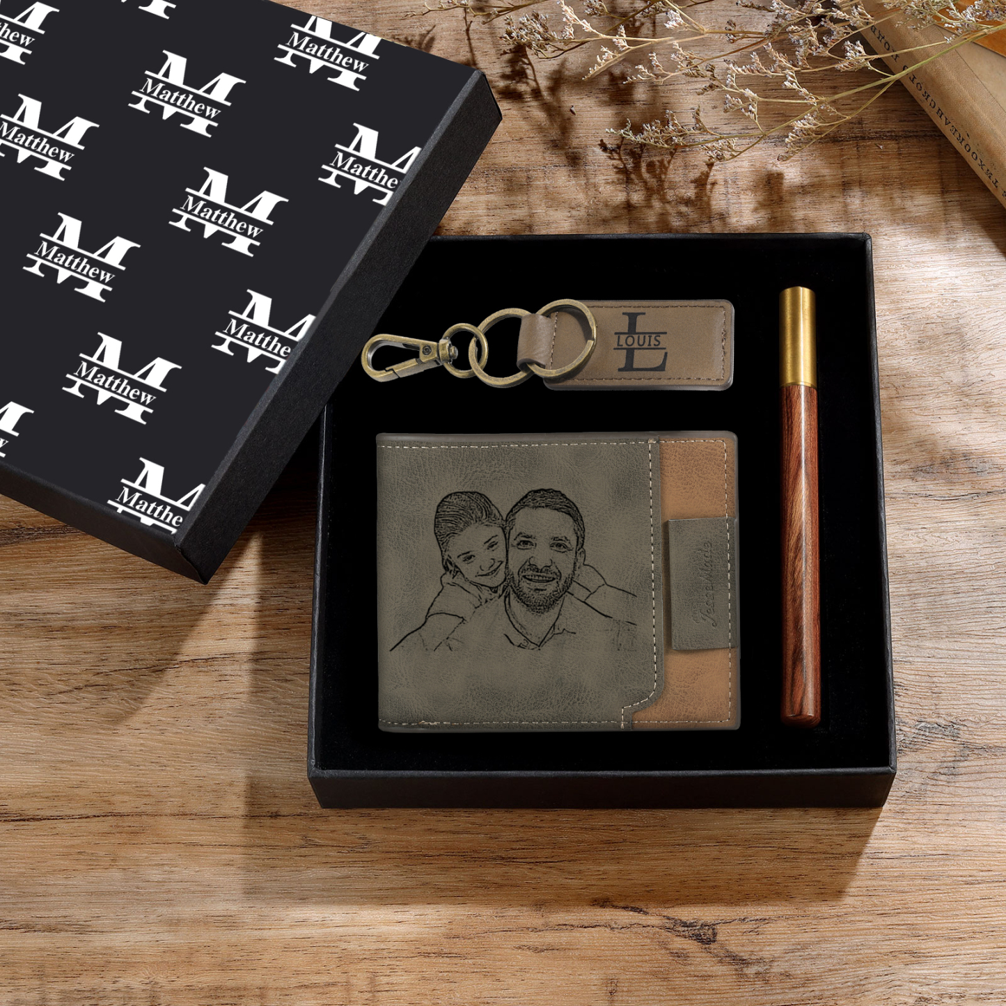 Coffret Cadeau 3PCS - Portefeuille classique Porte-Clés et Stylo 3 Prénoms et 3 Lettres Personnalisés avec 1 Photo Coffret Cadeau pour Homme
