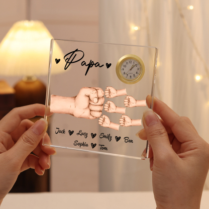 À Papa/Papi - Plaque Acrylique Poings Carré avec Horloge 6 Prénoms et 1 Texte Personnalisés