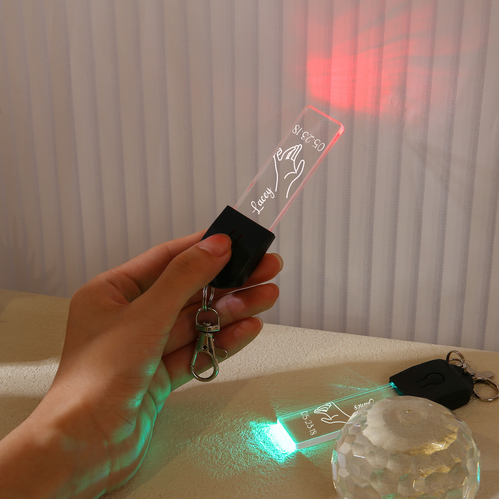 2PCS Porte-Clés 2 Prénoms Personnalisés avec Date pour Couple Porte-Clés lumières colorées