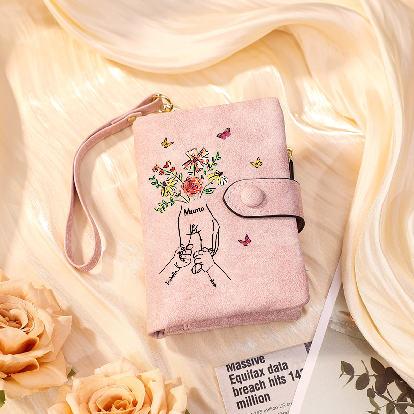 Portefeuille Personnalisé avec des fleurs et un motif main dans la main, ainsi que 3 à 6 prénoms – pour Maman/Mamie