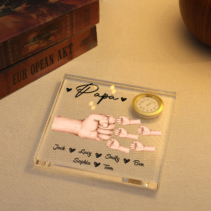 À Papa/Papi - Plaque Acrylique Poings Carré avec Horloge 6 Prénoms et 1 Texte Personnalisés