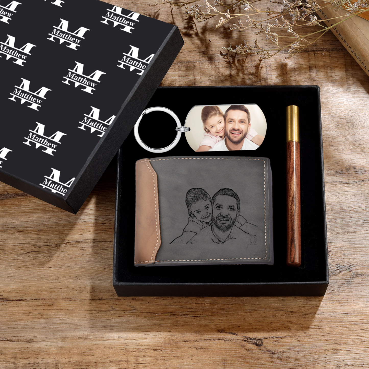 Coffret Cadeau 3PCS - Portefeuille classique Porte-Clés et Stylo 1 Prénom Lettre et Date Personnalisés avec 2 Photos et Textes pour Homme