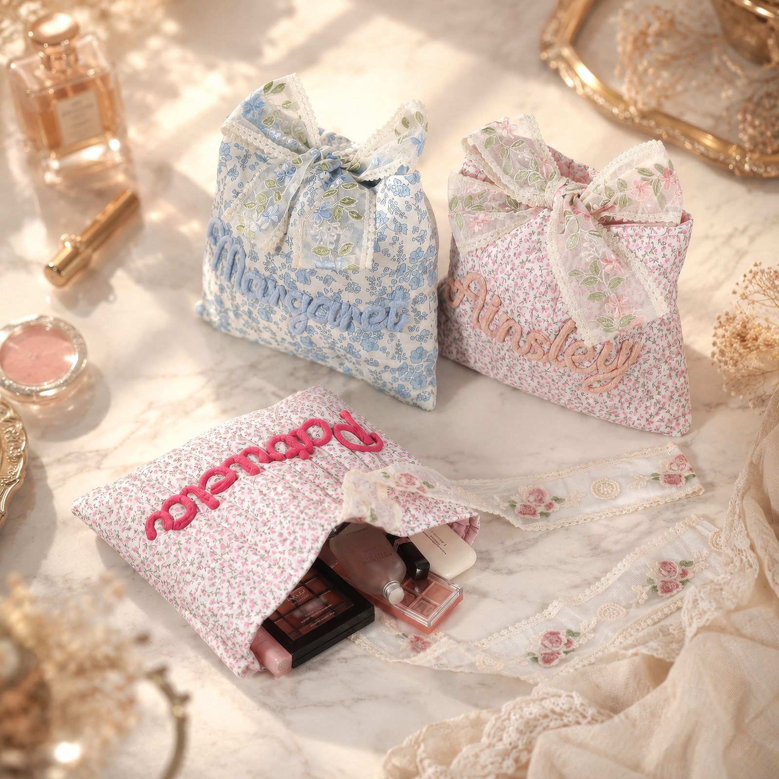 Trousse de maquillage florale personnalisée avec nœud en dentelle