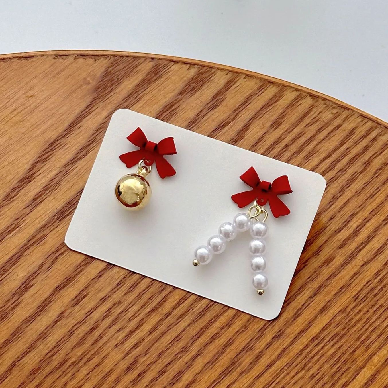Boucles d'Oreilles de Noël avec Nœud Rouge, Clochette Dorée et Perles Cadeau pour femme | Jessemade