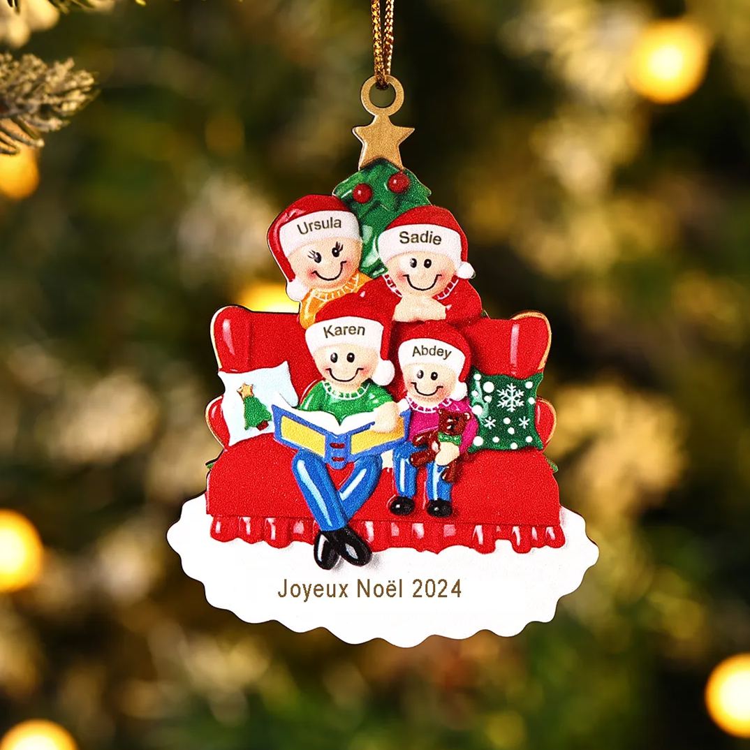 Décoration Sapin Noël en bois sapin et sofa 4 Prénoms Personnalisés avec texte et date Ornement de Noël Cadeau pour famille | Jessemade