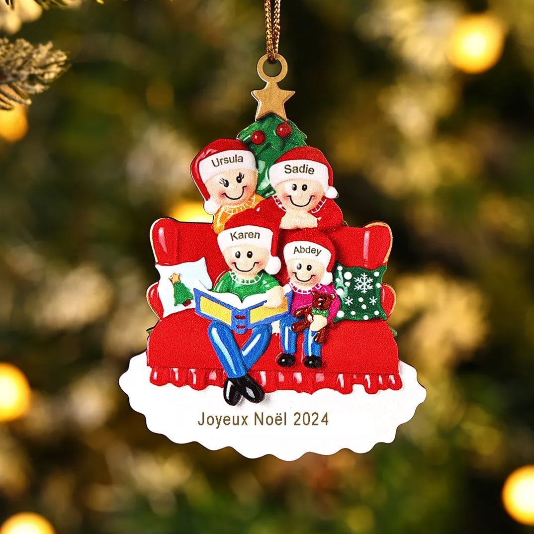 Décoration Sapin Noël en bois sapin et sofa 4 Prénoms Personnalisés avec texte et date Ornement de Noël Cadeau pour famille | Jessemade
