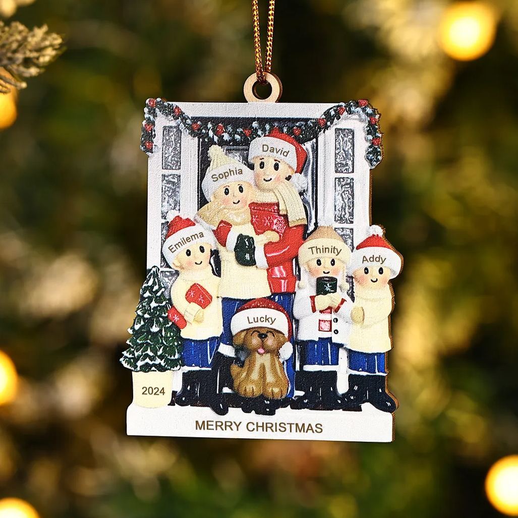 Décoration Sapin Noël en bois la famille avec le chien devant la porte 6 Prénoms Personnalisés avec texte et date Cadeau pour famille | Jessemade