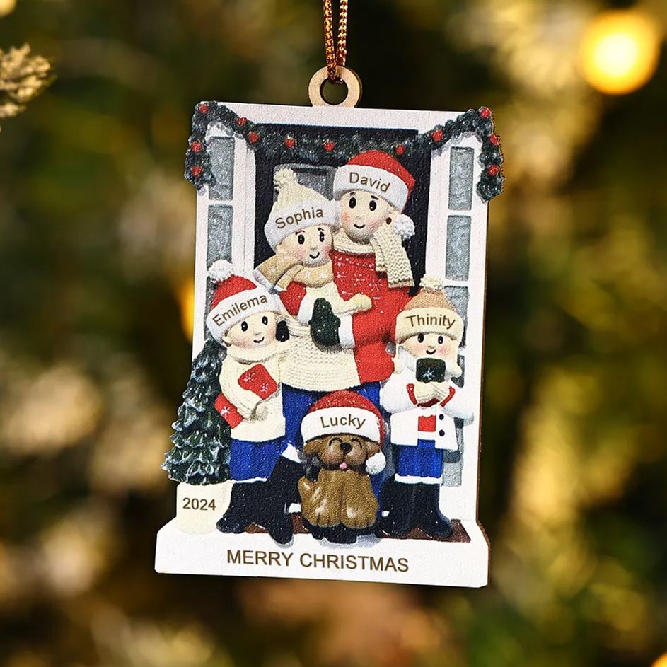 Décoration Sapin Noël en bois la famille avec le chien devant la porte 5 Prénoms Personnalisés avec texte et date Cadeau pour famille | Jessemade