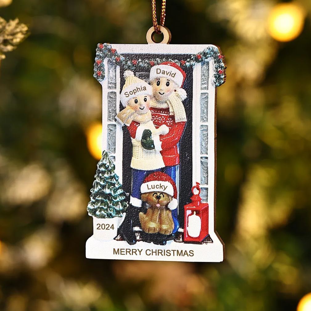 Décoration Sapin Noël en bois la famille avec le chien avant la porte 3 Prénoms Personnalisés avec texte et date Cadeau pour famille | Jessemade