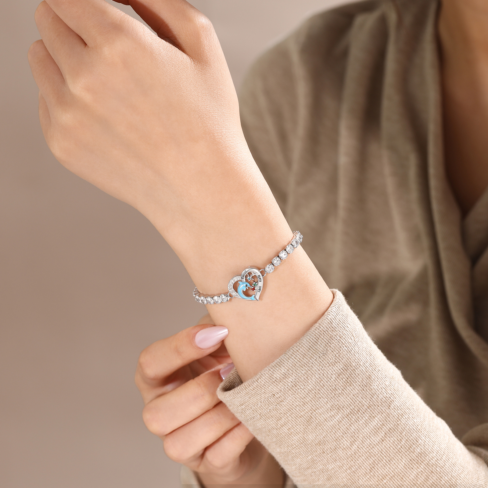 Bracelet Personnalisé Cœur Dauphin avec 2-5 Prénoms & Pierres de Naissance pour Femme