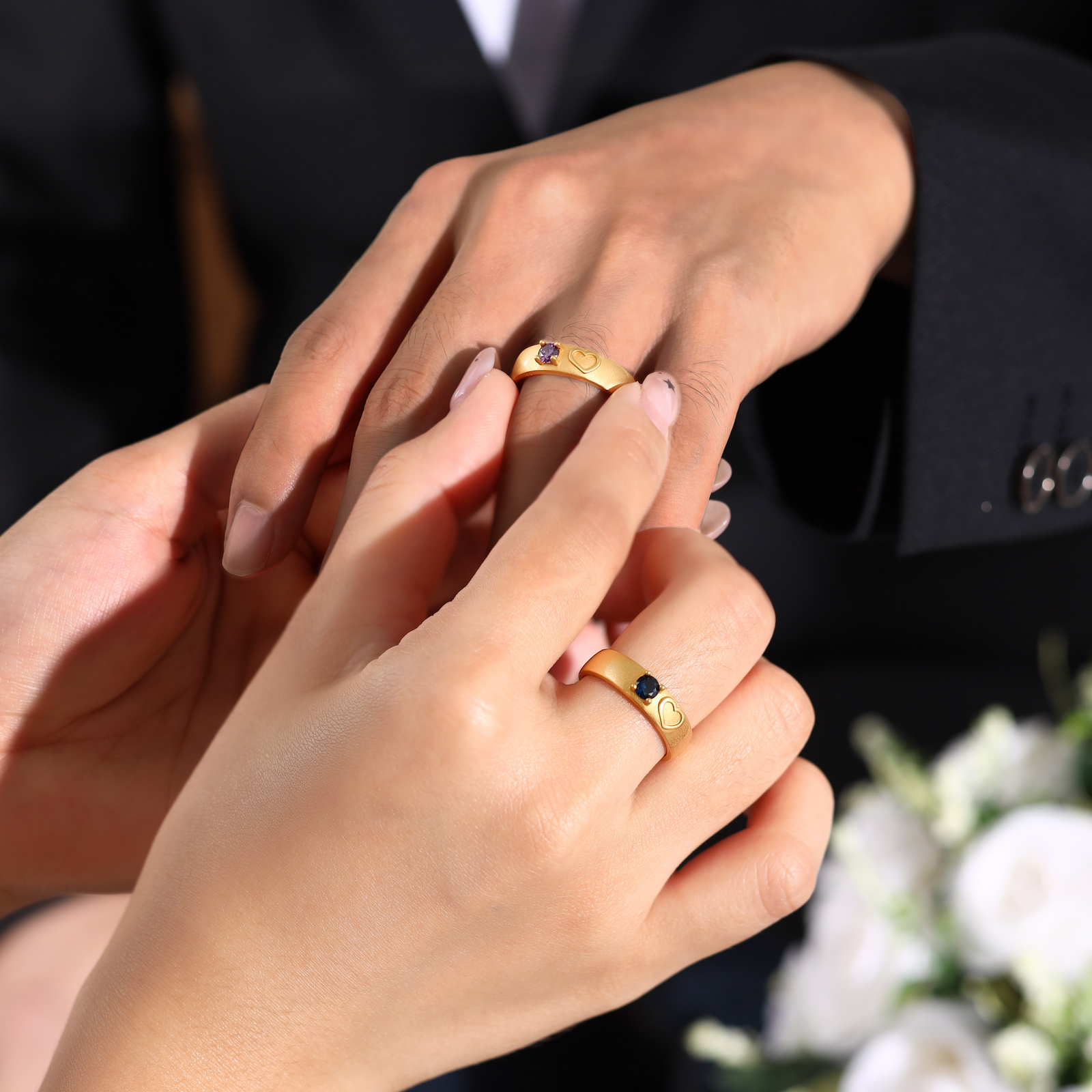 Bagues Couple Personnalisées – Anneaux Dorés avec Gravure & Pierres de Naissance