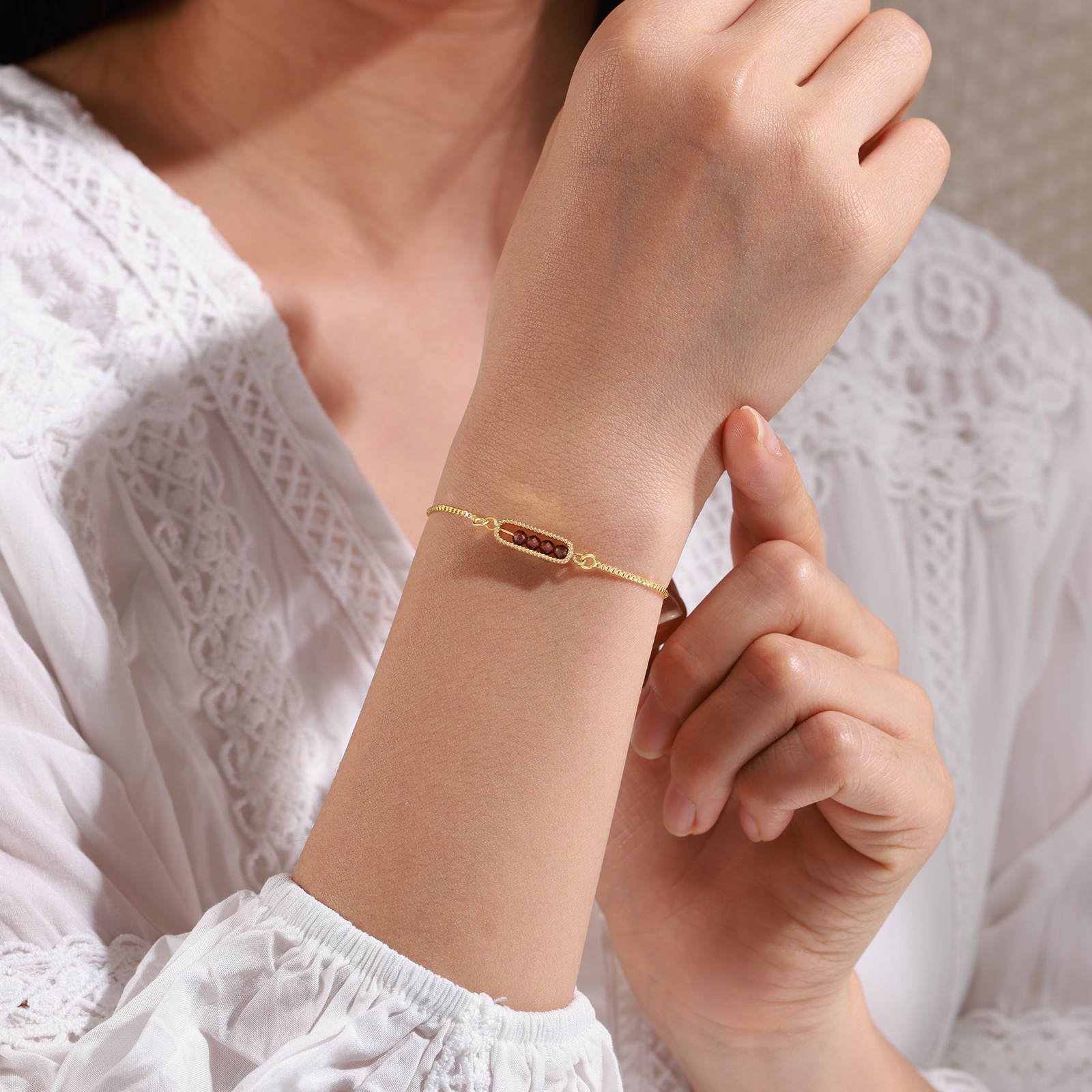 Bracelet personnalisé avec pierre de naissance, ajustable au design minimaliste