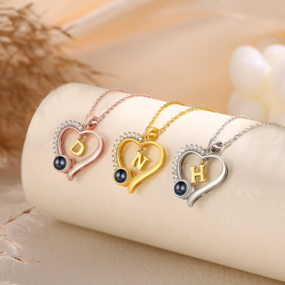 Collier Cœur Personnalisé avec Lettre et Photo projetée – Pendentif Cœur Brillant pour Femme