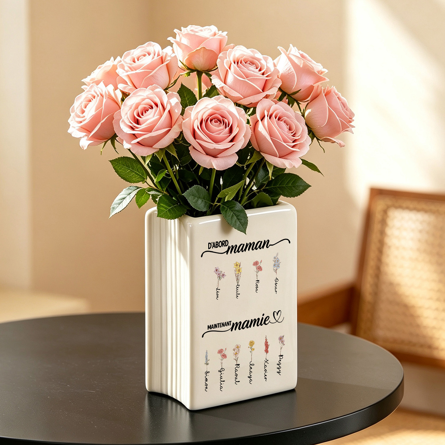 Vase Livre en Céramique Personnalisé pour Maman ou Mamie avec 2 à 12 Prénoms et Fleurs de Naissance