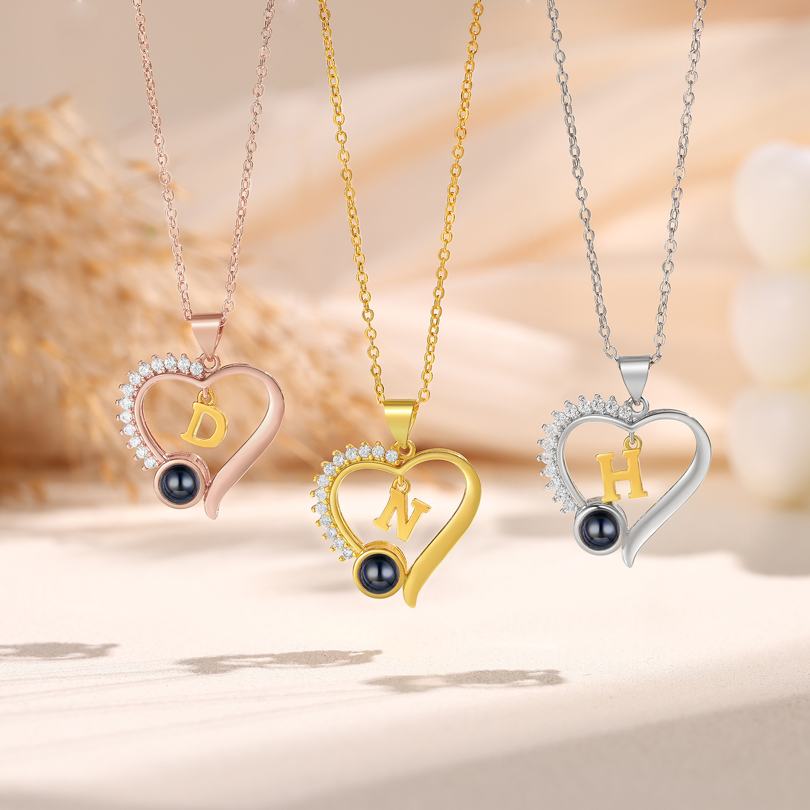 Collier Cœur Personnalisé avec Lettre et Photo projetée – Pendentif Cœur Brillant pour Femme