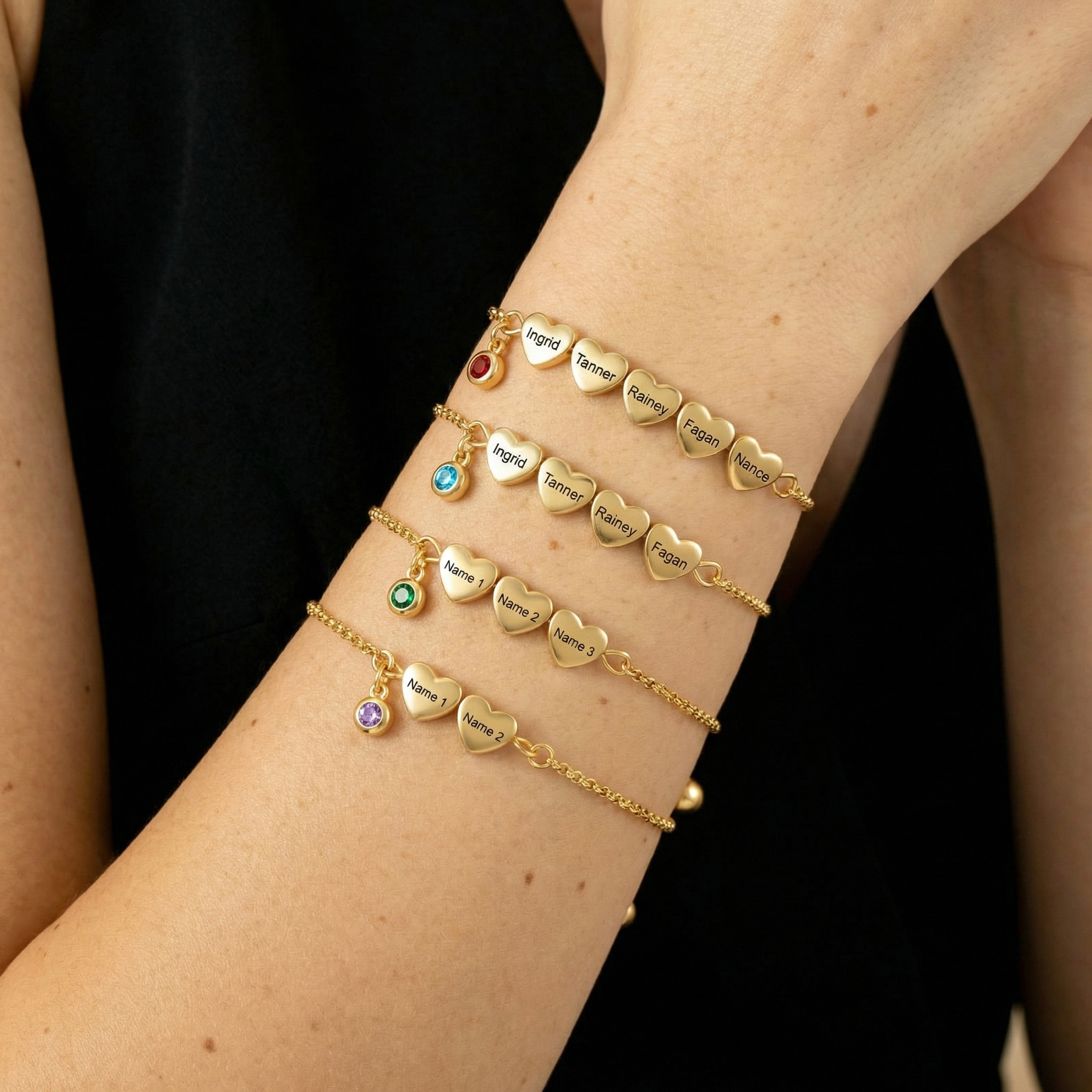 Bracelet Personnalisé à Cœurs Gravés avec 2 à 5 Prénoms et 1 Pierre de Naissance – Chaîne Réglable Dorée