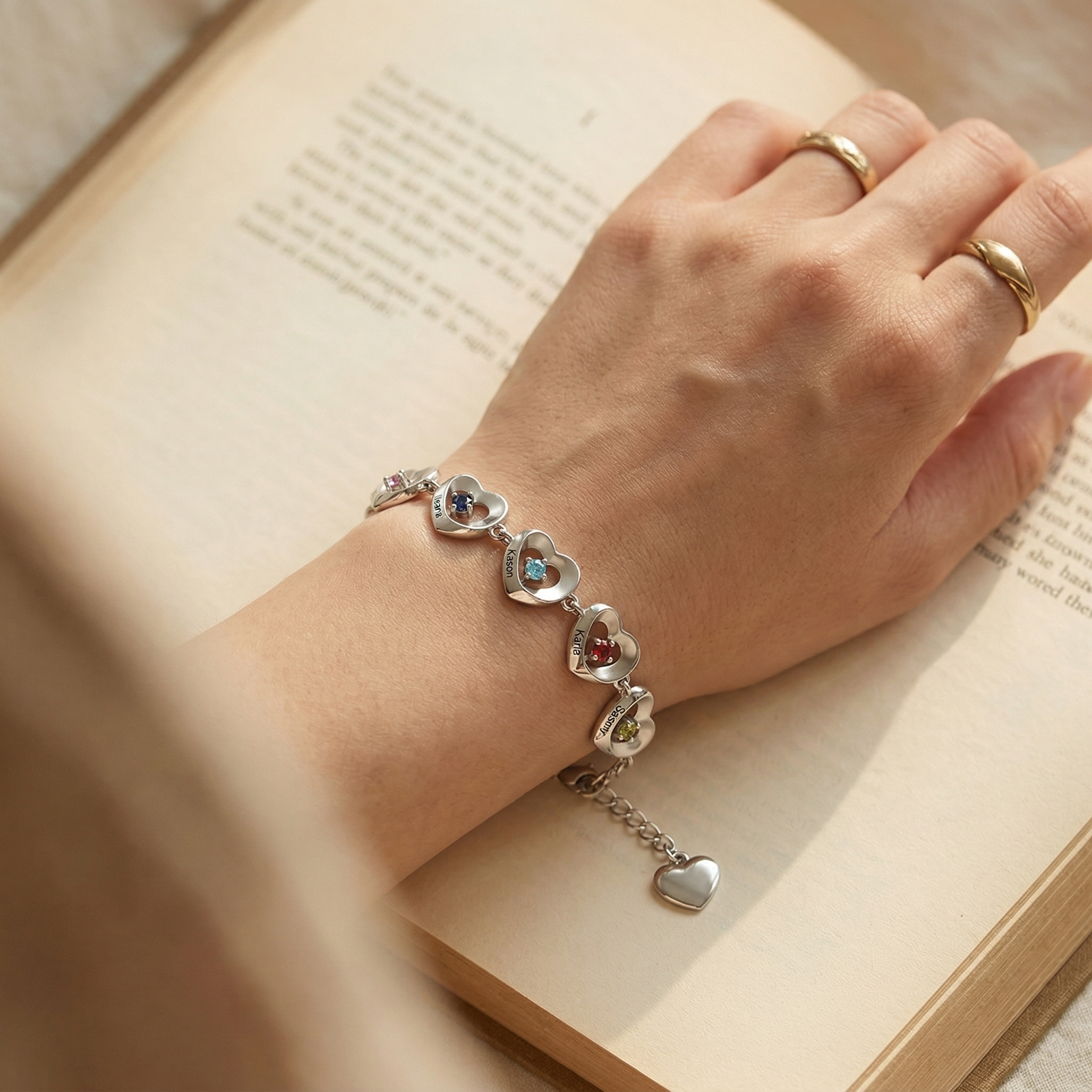 Bracelet Personnalisé Cœurs avec 2 à 5 Prénoms et Pierres de Naissance– Bijou Familial pour Femme