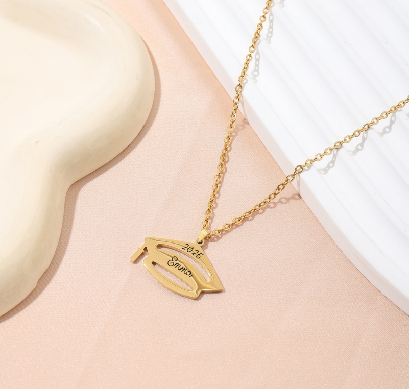 Collier Personnalisé Chapeau de Diplômé avec Nom et Année - Choix de Police et Couleur | Jessemade