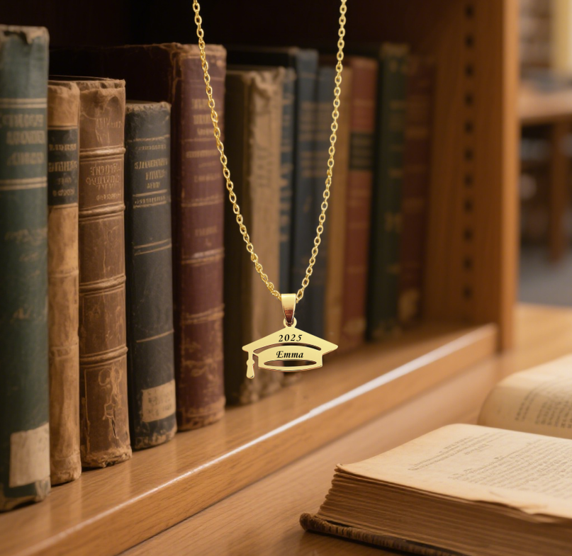 Collier Personnalisé Chapeau de Diplômé avec Nom et Année - Choix de Police et Couleur | Jessemade