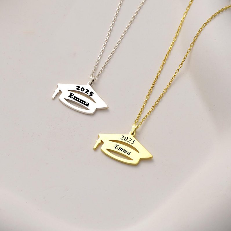 Collier Personnalisé Chapeau de Diplômé avec Nom et Année - Choix de Police et Couleur | Jessemade