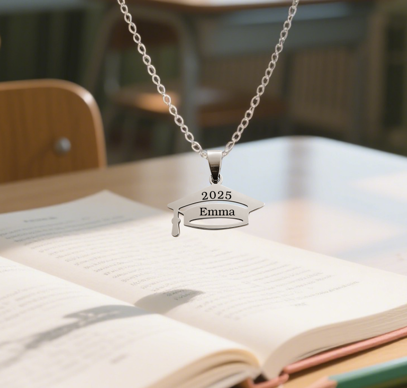 Collier Personnalisé Chapeau de Diplômé avec Nom et Année - Choix de Police et Couleur | Jessemade