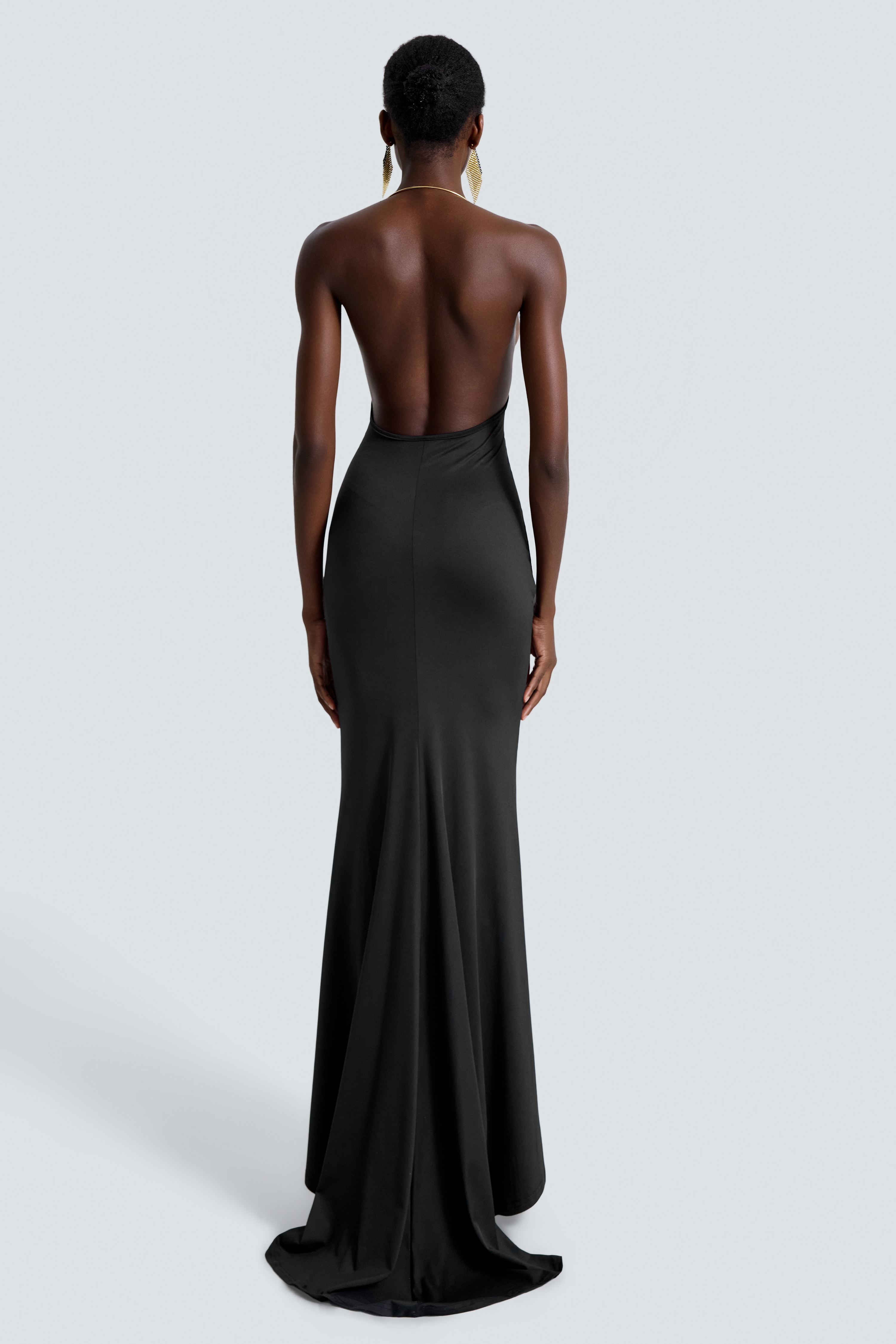 Vestido largo sin espalda de punto con adornos metálicos