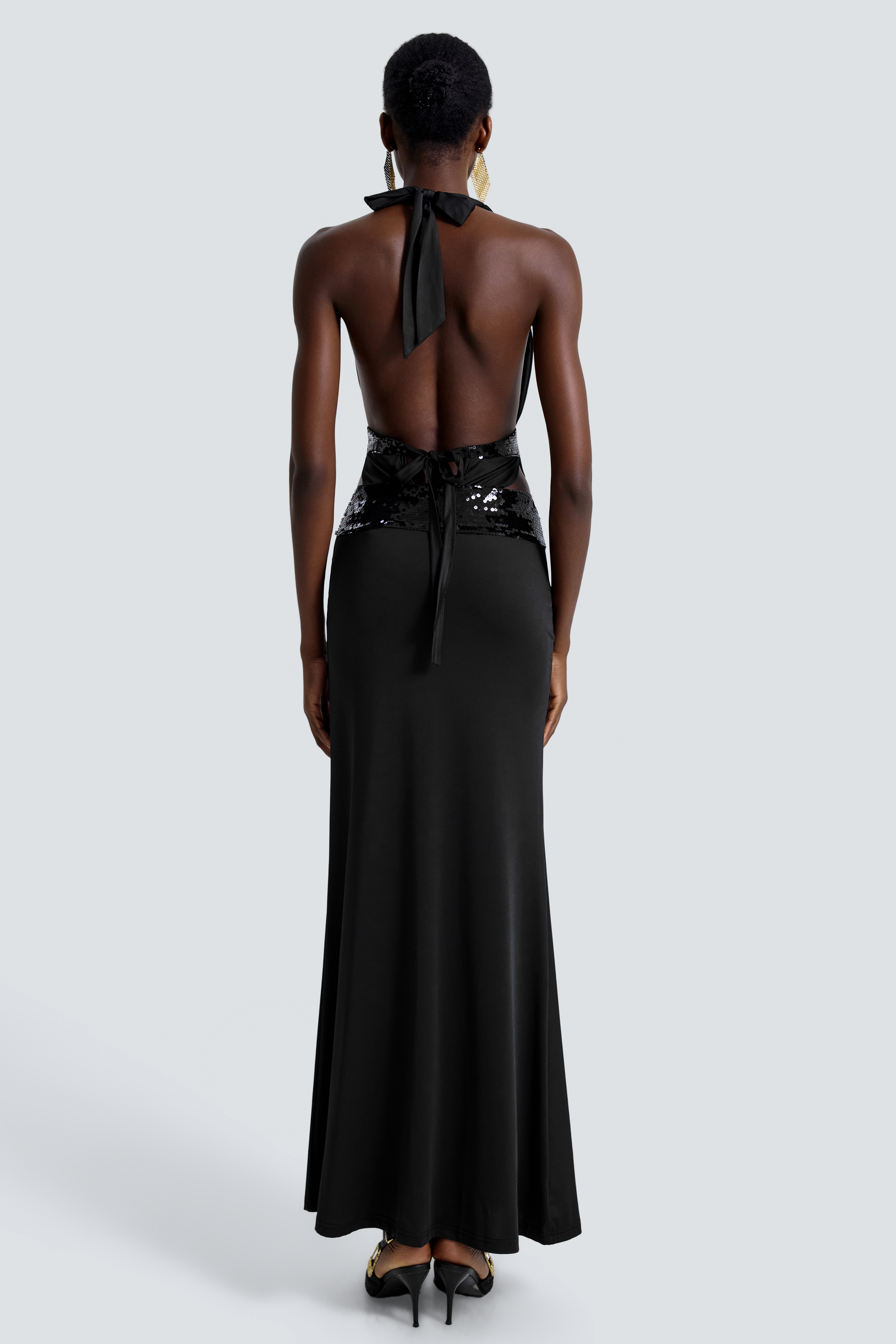 Conjunto de body y vestido maxi con cuello halter de lentejuelas y punto de jersey