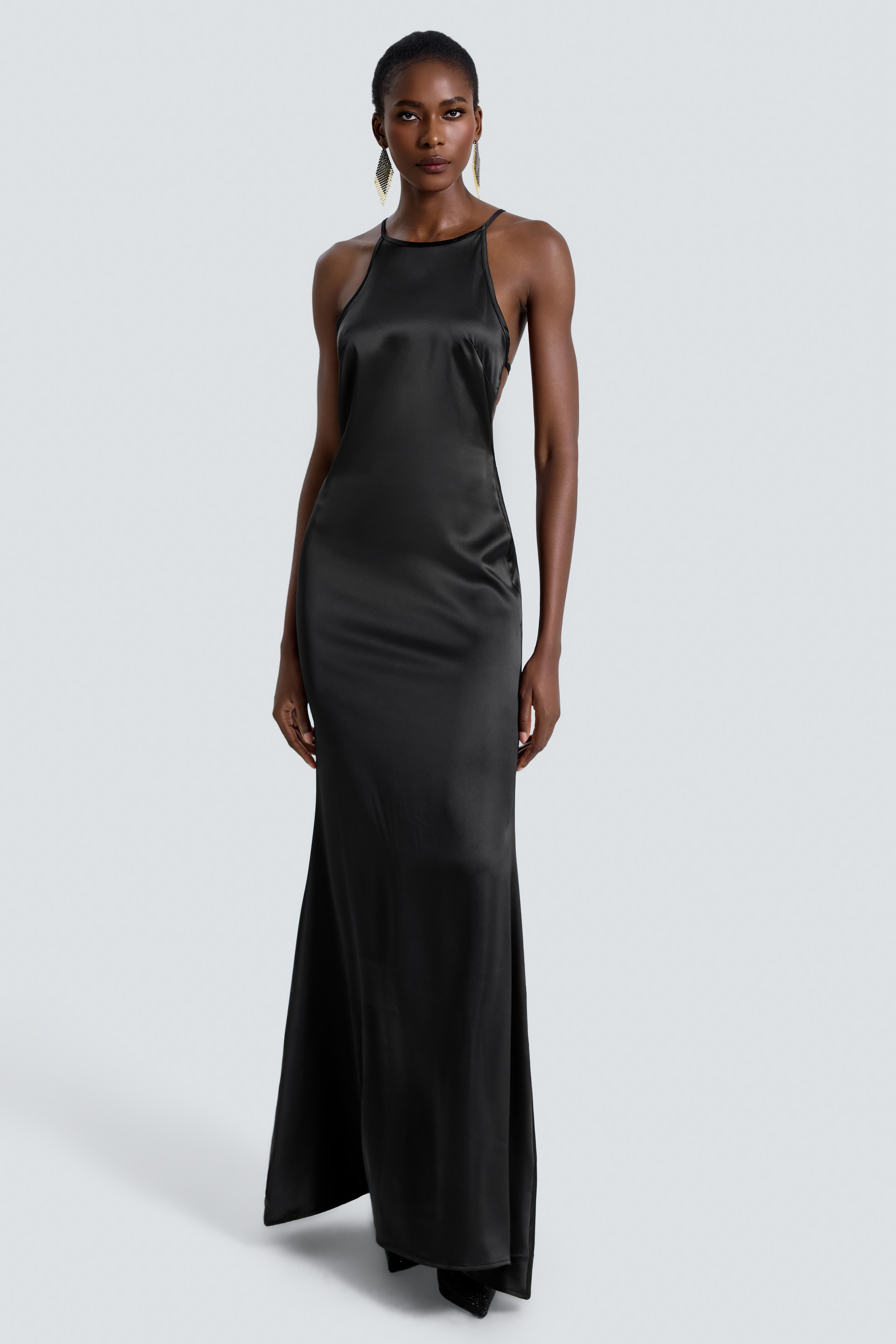Vestido largo sin espalda con adornos de metal satinado