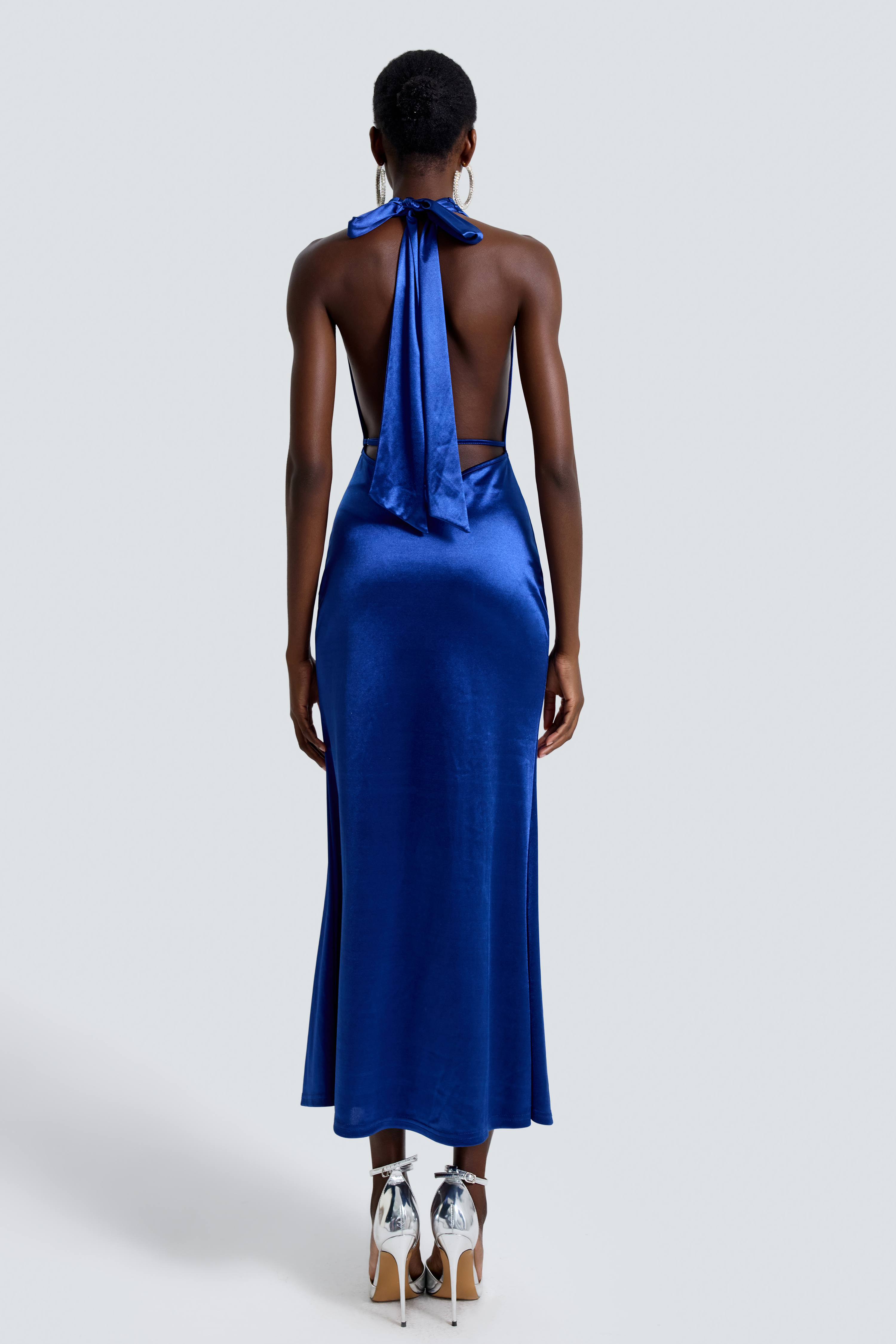 Vestido largo sin espalda con cuello de vuelo y cuello de satén