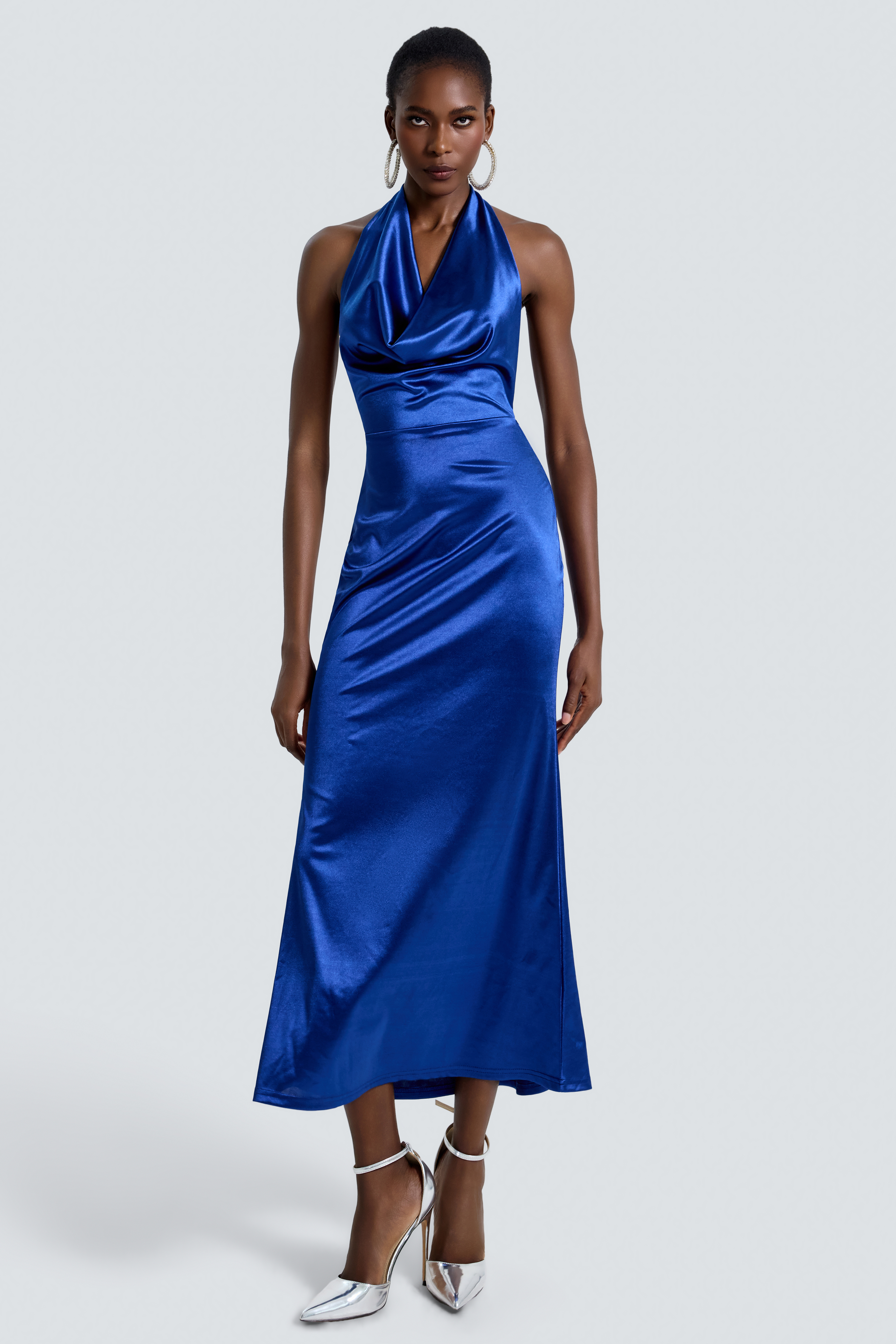 Vestido largo sin espalda con cuello de vuelo y cuello de satén