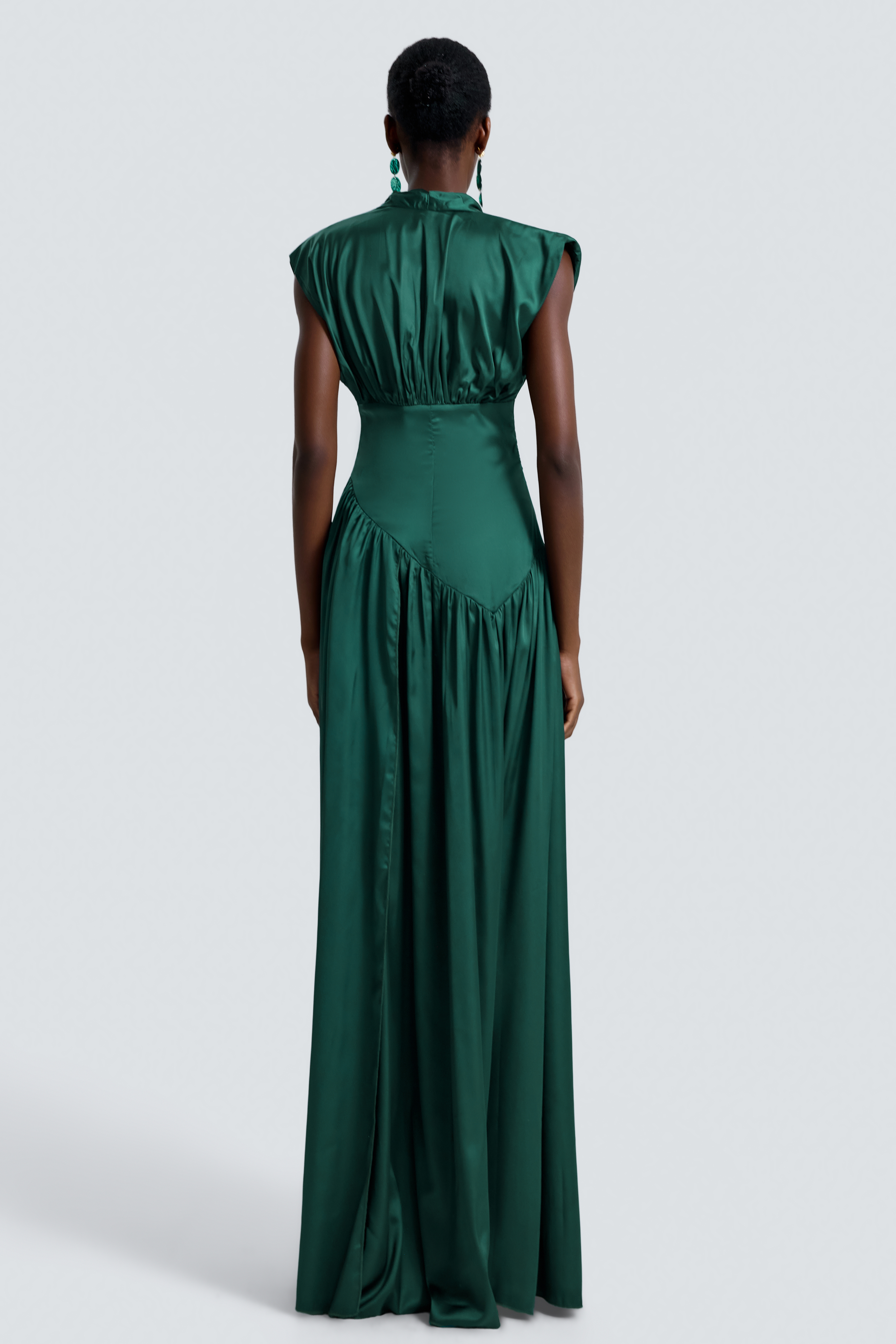 Vestido largo de satén con escote halter y lazo